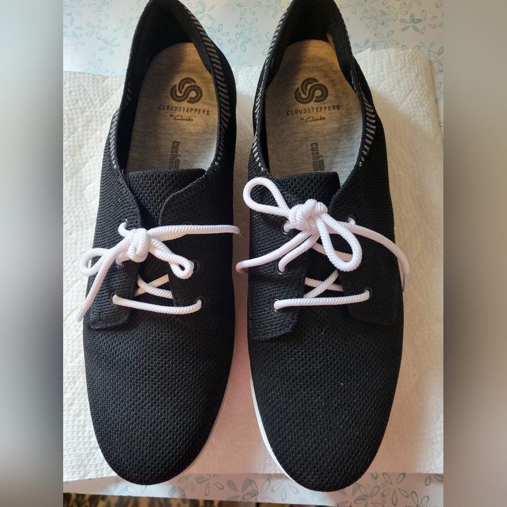 Cloudsteppers by Clark sneakers soft cushion size 9 1/2 M.  EUC